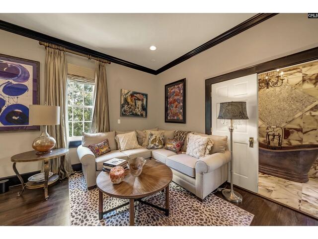 Photo of 121 Saluda Avenue