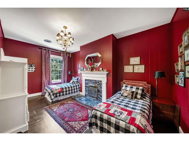 Photo of 121 Saluda Avenue