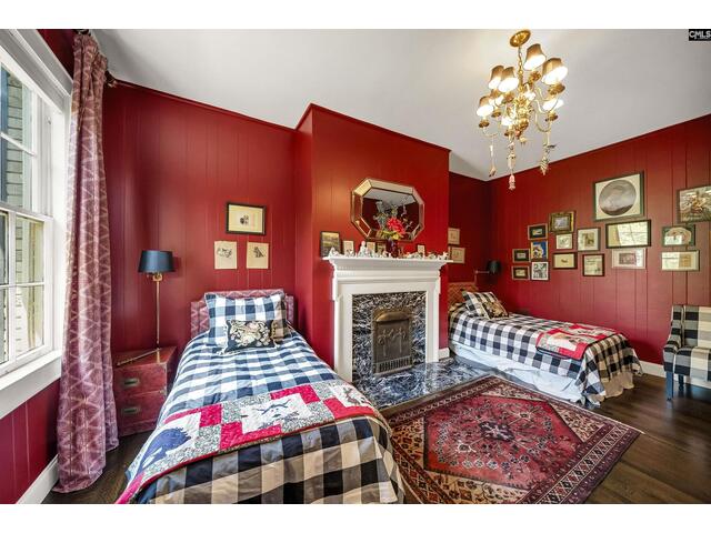 Photo of 121 Saluda Avenue