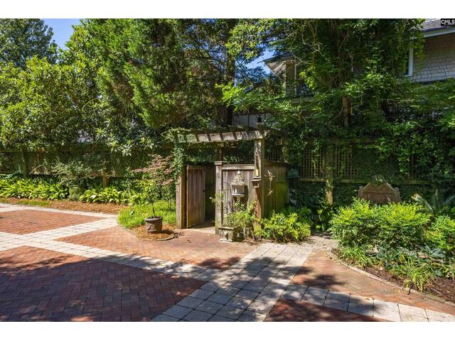 Photo of 121 Saluda Avenue