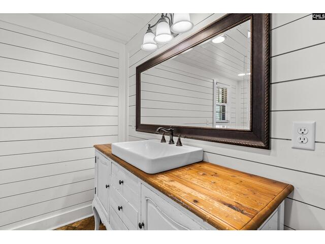 Photo of 213 Tombfield Road