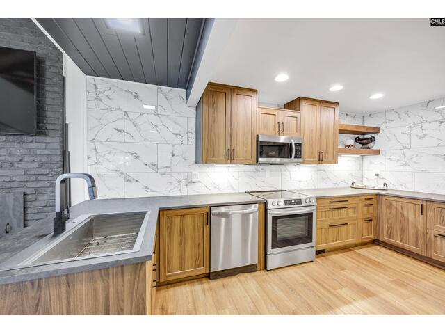 Photo of 2105 Lakeshore Road