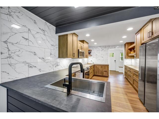 Photo of 2105 Lakeshore Road