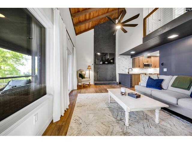 Photo of 2105 Lakeshore Road