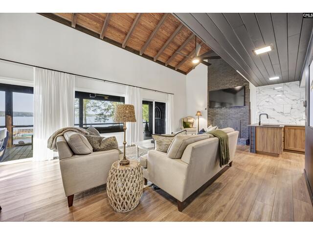 Photo of 2105 Lakeshore Road