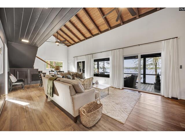 Photo of 2105 Lakeshore Road