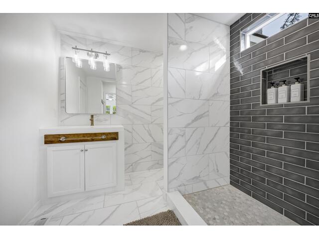 Photo of 2105 Lakeshore Road