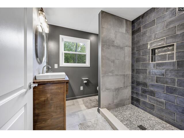 Photo of 2105 Lakeshore Road