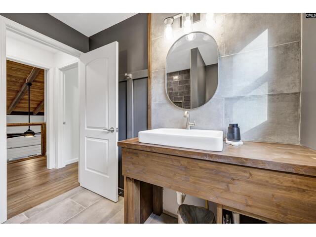 Photo of 2105 Lakeshore Road