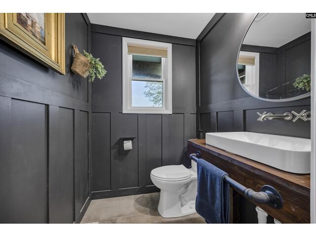 Photo of 2105 Lakeshore Road